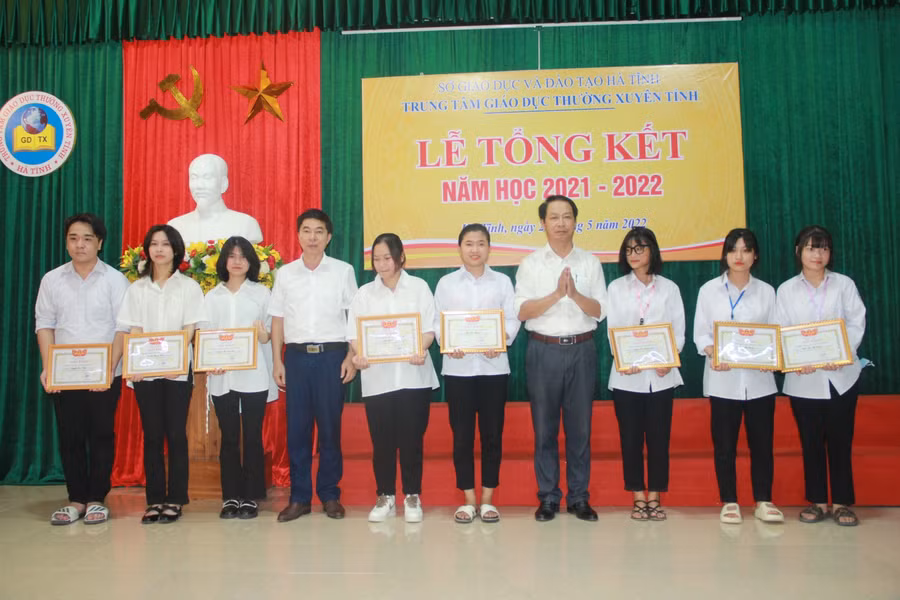 Đại diện lãnh đạo trung tâm trao giấy khen và phần thưởng cho các học sinh đạt thành tích cao trong năm học 2021-2022.