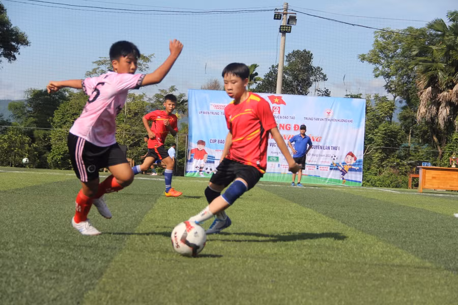 Một pha qua người khéo léo của cầu thủ đội trường THCS Hòa Hải trong trận mở màn.