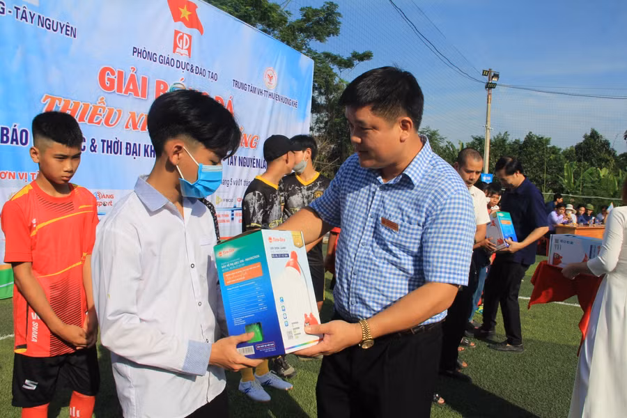 Đại diện UBND huyện Hương Khê cùng BTC trao quà động viên các em học sinh có hoàn cảnh khó khăn.