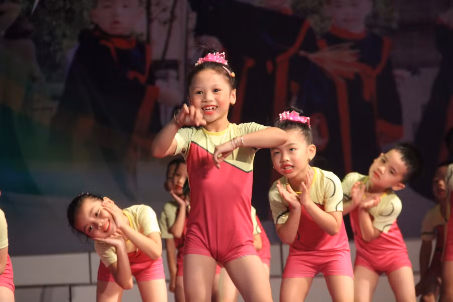 Các bài dự thi là sự kết hợp nhuần nhuyễn giữa các bước nhảy truyền thống và hiện đại, thể hiện những màn di chuyển sống động, sự phối hợp nhịp nhàng, mềm dẻo trong các động tác.