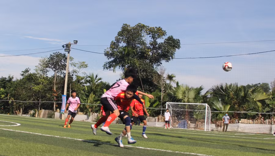 Một pha tranh bóng quyết liệt giữa đội cầu thủ đội Hòa Hải và Phúc Đồng.