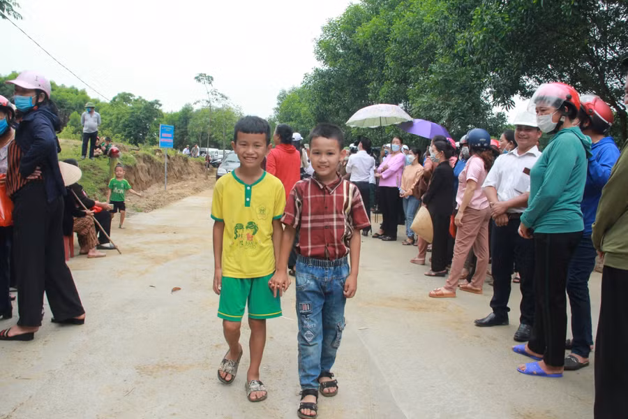 "Từ nay, đi học em không sợ ngã bẩn quần áo nữa. Tuyến đường mới này sẽ giúp em đi học được thuận lợi hơn", em Nguyễn Trần Quốc Tuấn (lớp 1D, trường Tiểu học Kỳ Hoa - áo vàng) phấn khởi.
