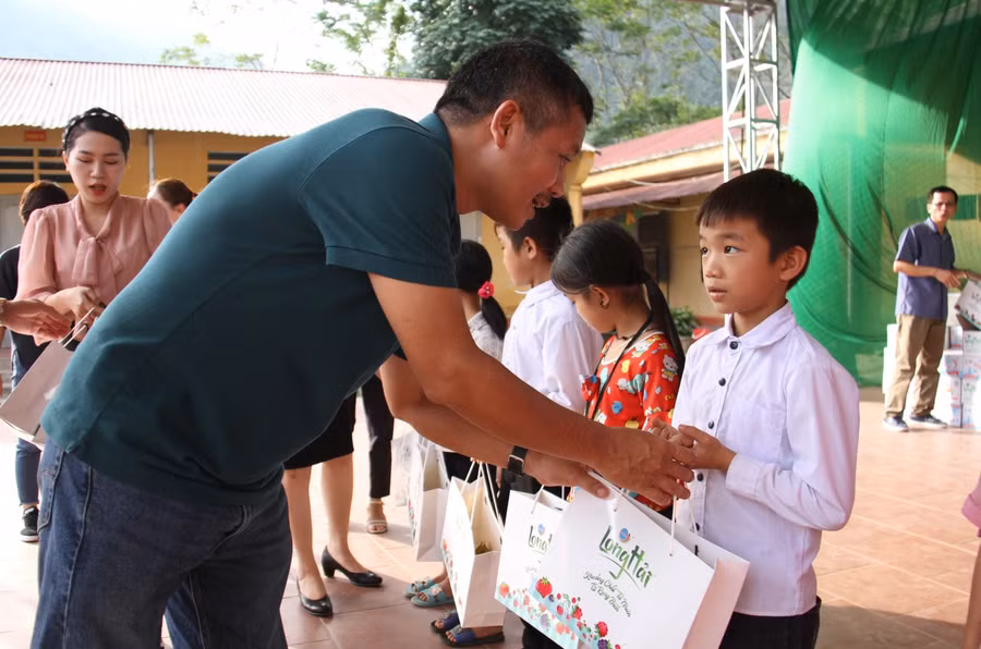 Đại diện Báo GD&amp;TĐ trao quà cho các em HS.