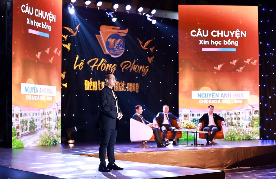Tổng Giám đốc Nguyễn Anh Hoa chia sẻ kinh nghiệm xin học bổng. Ảnh: LHP
