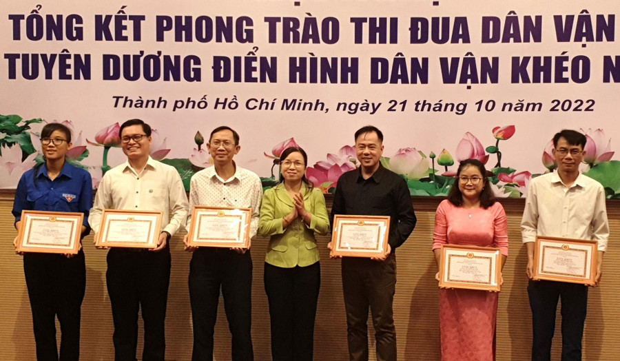 Đảng ủy khối khen thưởng điển hình &quot;Dân vận khéo&quot; năm 2022.