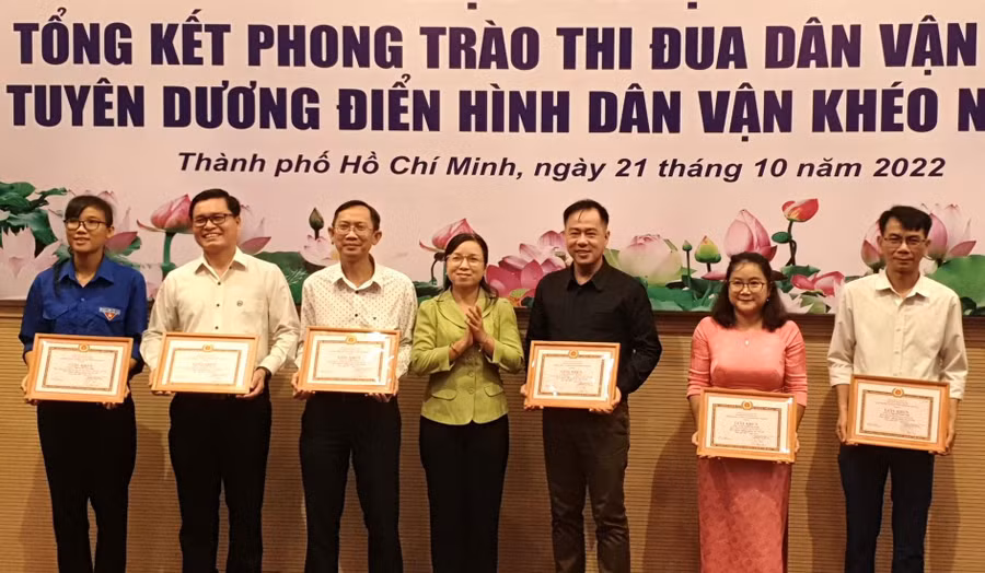 Đảng ủy khối khen thưởng điển hình "Dân vận khéo" năm 2022.