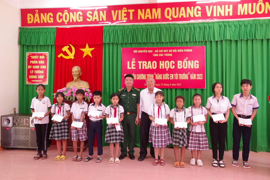 Đại diện lãnh đạo BĐBP tỉnh và Hội khuyến học tỉnh trao học bổng cho các em học sinh. Đại diện lãnh đạo BĐBP tỉnh và Hội khuyến học tỉnh trao học bổng cho các em học sinh.