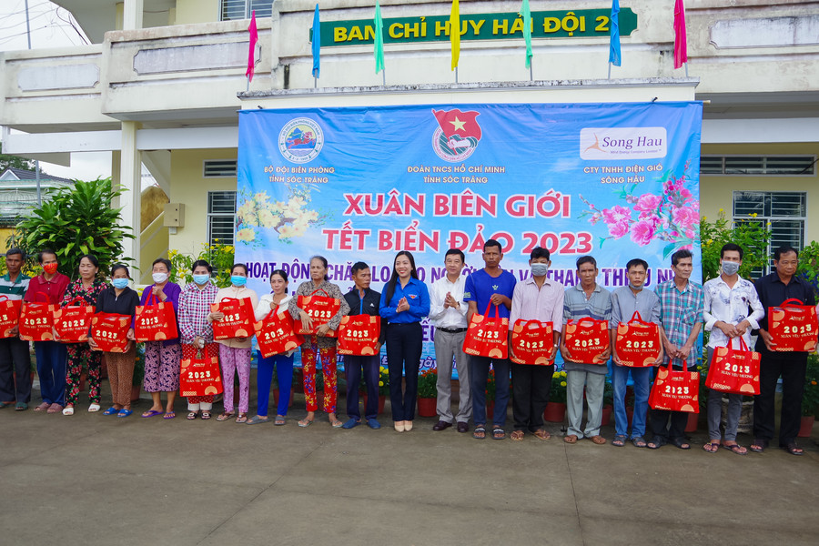 Đại diện lãnh đạo Tỉnh đoàn Sóc Trăng và UBND huyện Trần Đề tặng quà cho ngư dân có hoàn cảnh khó khăn. Đại diện lãnh đạo Tỉnh đoàn Sóc Trăng và UBND huyện Trần Đề tặng quà cho ngư dân có hoàn cảnh khó khăn.