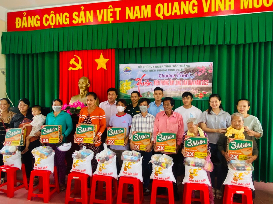 Tặng quà Tết cho các hộ gia đình có hoàn cảnh khó khăn trên địa bàn thị xã Vĩnh Châu. Tặng quà Tết cho các hộ gia đình có hoàn cảnh khó khăn trên địa bàn thị xã Vĩnh Châu.