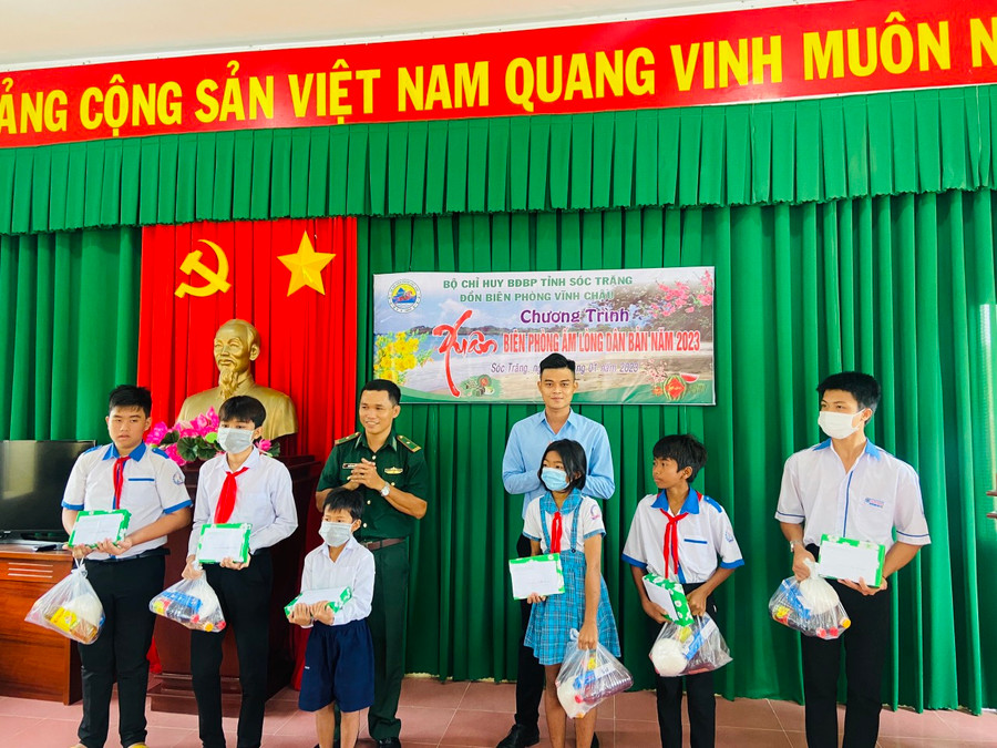 Đại diện lãnh đạo đồn Biên phòng Vĩnh Châu và nhà tài trợ trao học bổng, tặng quà cho học sinh. Đại diện lãnh đạo đồn Biên phòng Vĩnh Châu và nhà tài trợ trao học bổng, tặng quà cho học sinh.