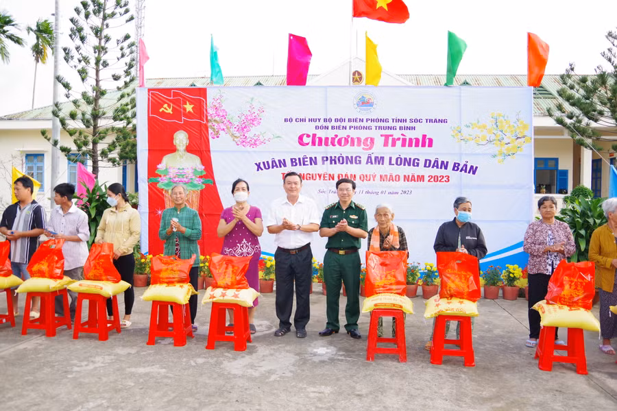 Trao quà Tết cho các hộ gia đình có hoàn cảnh khó khăn trên địa bàn xã Trung Bình và thị trấn Trần Đề, huyện Trần Đề.