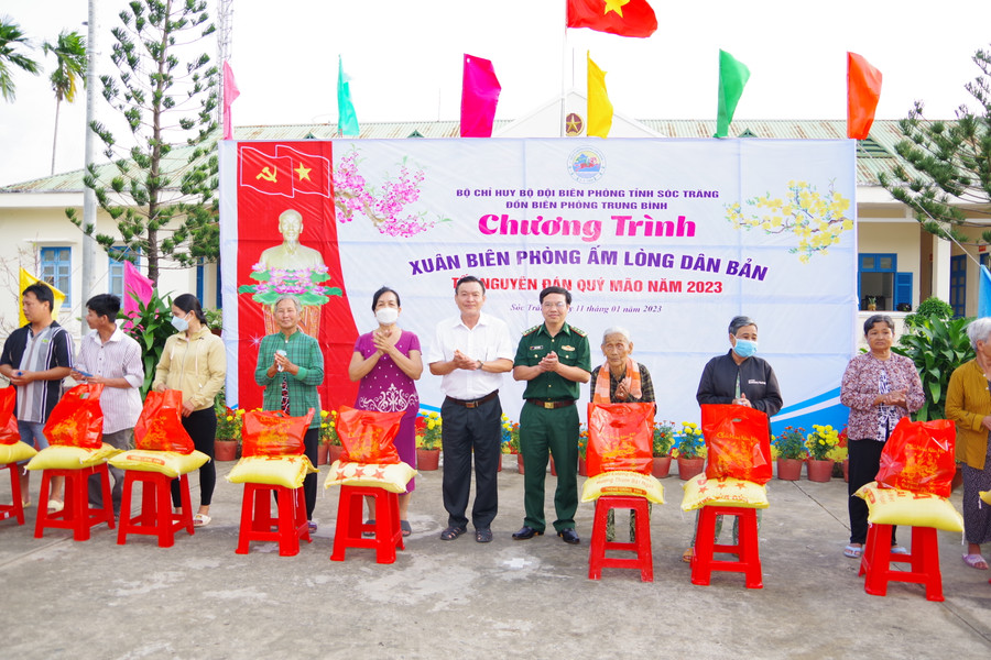 Trao quà Tết cho các hộ gia đình có hoàn cảnh khó khăn trên địa bàn xã Trung Bình và thị trấn Trần Đề, huyện Trần Đề. Trao quà Tết cho các hộ gia đình có hoàn cảnh khó khăn trên địa bàn xã Trung Bình và thị trấn Trần Đề, huyện Trần Đề.