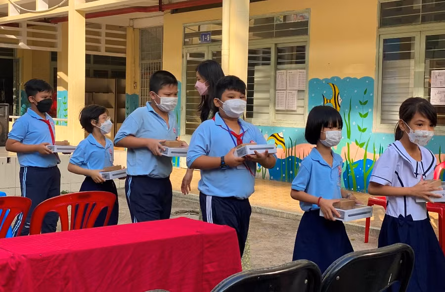 Học sinh vui mừng khi được nhận máy tính bảng.