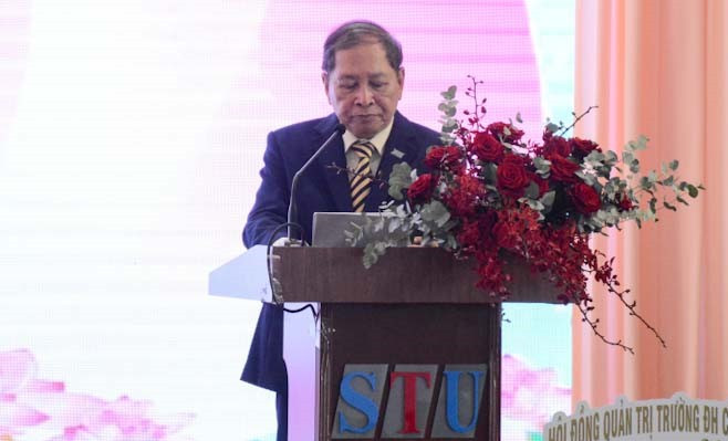 PGS.TS Cao Hào Thi, Hiệu Trưởng nhà trường phát biểu tại buổi lễ. PGS.TS Cao Hào Thi, Hiệu Trưởng nhà trường phát biểu tại buổi lễ.