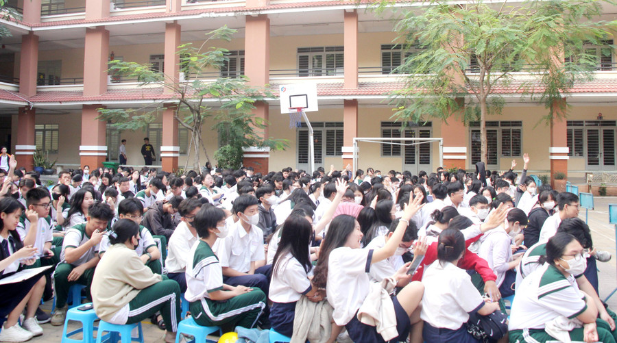 Chương trình "Chắp cánh ước mơ" đã đưa đến Trường THPT Trần Quang Khải chuyên đề: Kỹ năng thích ứng và học tập ở bậc Đại học. Chương trình "Chắp cánh ước mơ" đã đưa đến Trường THPT Trần Quang Khải chuyên đề: Kỹ năng thích ứng và học tập ở bậc Đại học.