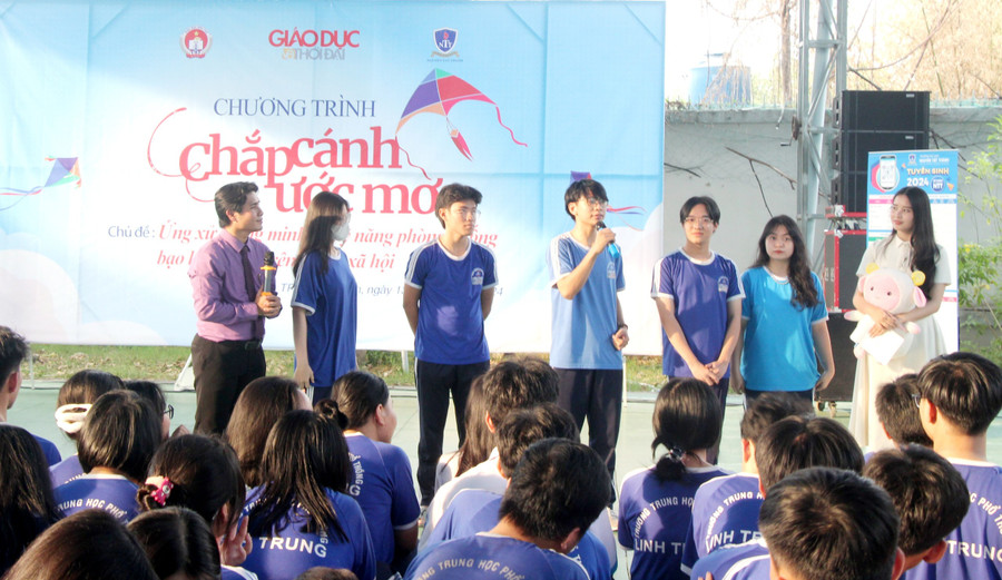 Học sinh Trường THPT Linh Trung giao lưu tại chương trình. Học sinh Trường THPT Linh Trung giao lưu tại chương trình.