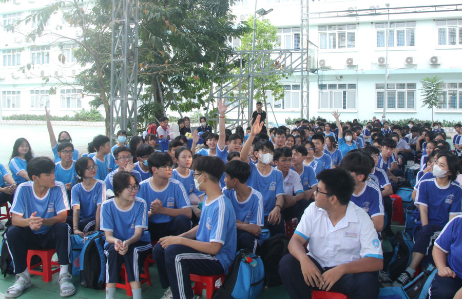 Học sinh Trường THPT Linh Trung hào hứng đặt câu hỏi đến các chuyên gia. Học sinh Trường THPT Linh Trung hào hứng đặt câu hỏi đến các chuyên gia.