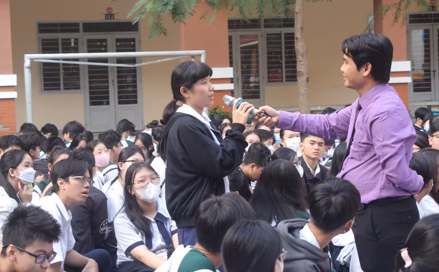 Học sinh Trường THPT Trần Quang Khải đặt câu hỏi với Thạc sĩ Tâm lý Võ Minh Thành, Giảng viên tại Khoa Tâm lý học, Trường Đại học Sư phạm TPHCM.