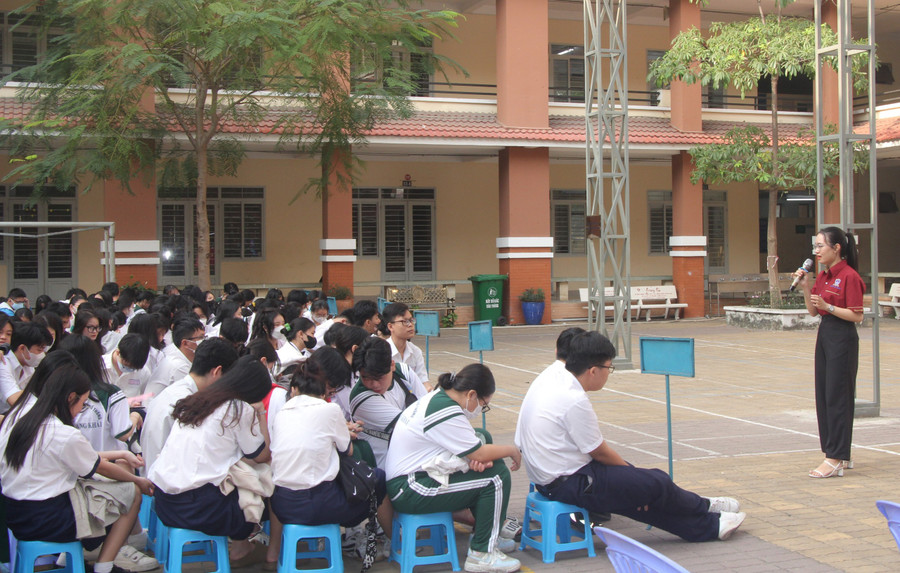 Sinh viên Trường Đại học Nguyễn Tất Thành chia sẻ kinh nghiệm học tập ở bậc Đại học cho học sinh Trường THPT Trần Quang Khải. Sinh viên Trường Đại học Nguyễn Tất Thành chia sẻ kinh nghiệm học tập ở bậc Đại học cho học sinh Trường THPT Trần Quang Khải.