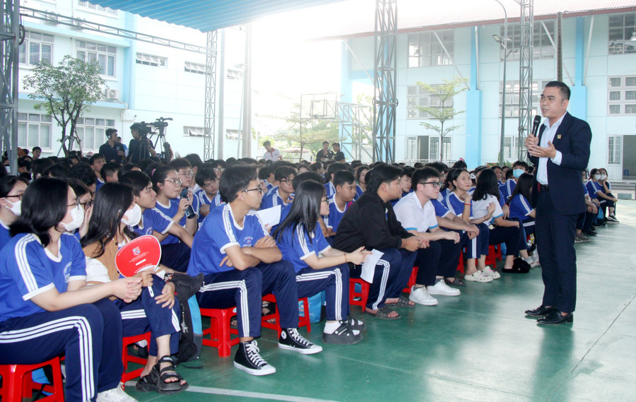 Thạc sĩ Trương Quang Trị, Phó trưởng phòng Công tác sinh viên, Trường Đại học Nguyễn Tất Thành chia sẻ chuyên đề: Ứng xử thông minh và Kỹ năng phòng chống bạo lực tâm lý trên mạng xã hội cho học sinh Trường THPT Linh Trung. Thạc sĩ Trương Quang Trị, Phó trưởng phòng Công tác sinh viên, Trường Đại học Nguyễn Tất Thành chia sẻ chuyên đề: Ứng xử thông minh và Kỹ năng phòng chống bạo lực tâm lý trên mạng xã hội cho học sinh Trường THPT Linh Trung.