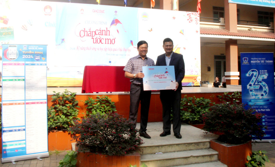 Thạc sĩ Bùi Quang Trung, Trưởng phòng Truyền thông Trường Đại học Nguyễn Tất Thành trao 5 suất học bổng Nguyễn Tất Thành tại Trường THPT Trần Quang Khải. Thạc sĩ Bùi Quang Trung, Trưởng phòng Truyền thông Trường Đại học Nguyễn Tất Thành trao 5 suất học bổng Nguyễn Tất Thành tại Trường THPT Trần Quang Khải.