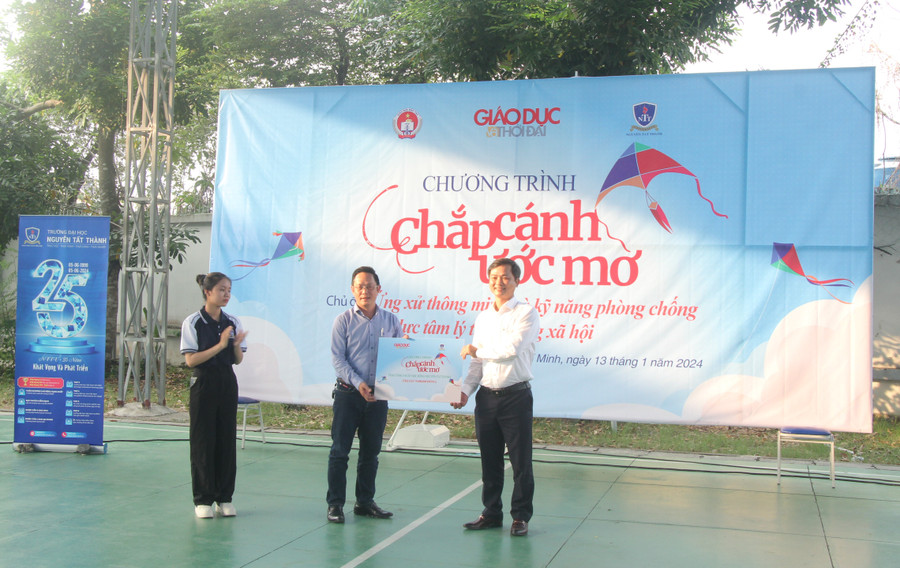 Chương trình trao 5 suất học bổng Nguyễn Tất Thành đến với Trường THPT Linh Trung. Chương trình trao 5 suất học bổng Nguyễn Tất Thành đến với Trường THPT Linh Trung.