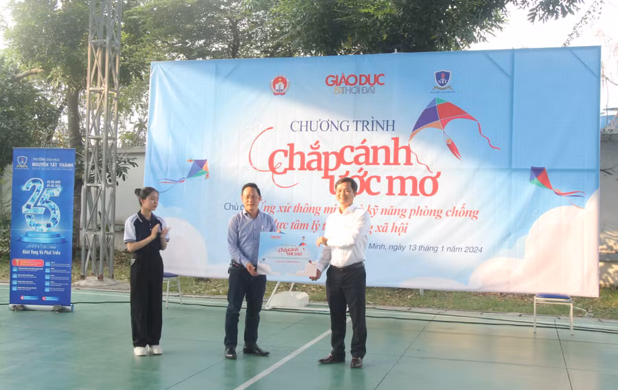 Chương trình trao 5 suất học bổng Nguyễn Tất Thành đến với Trường THPT Linh Trung.