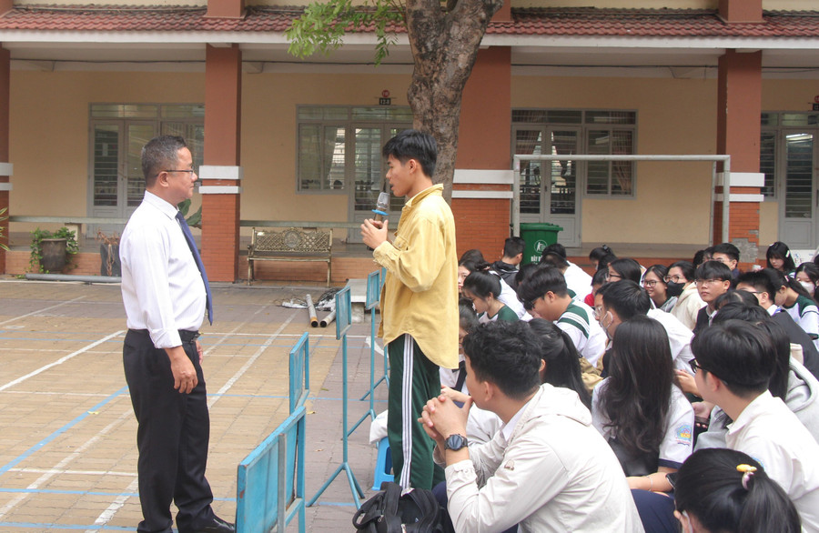 Học sinh Trường THPT Trần Quang Khải đặt câu hỏi với Tiến sĩ Nguyễn Thanh Phương, Trưởng phòng Phòng quan hệ doanh nghiệp và việc làm sinh viên Trường Đại học Nguyễn Tất Thành. Học sinh Trường THPT Trần Quang Khải đặt câu hỏi với Tiến sĩ Nguyễn Thanh Phương, Trưởng phòng Phòng quan hệ doanh nghiệp và việc làm sinh viên Trường Đại học Nguyễn Tất Thành.