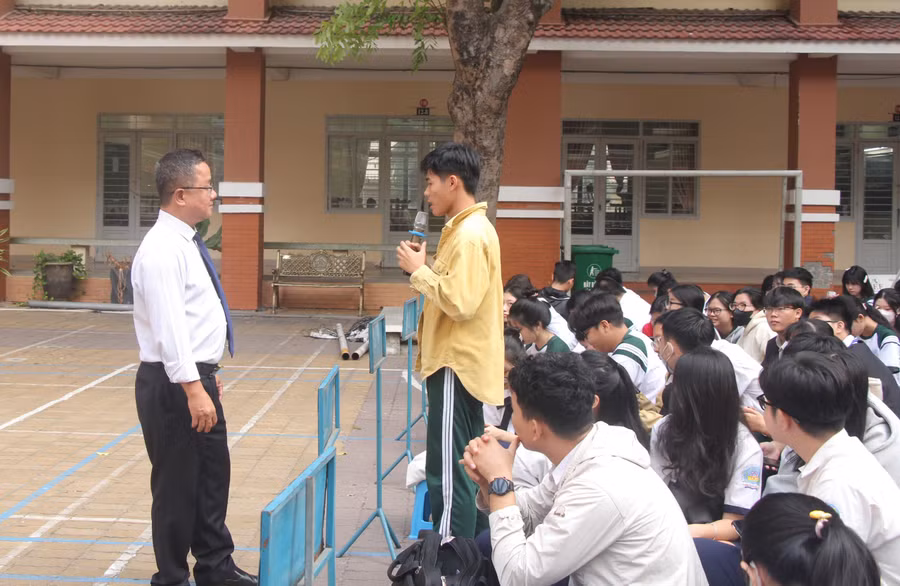 Học sinh Trường THPT Trần Quang Khải đặt câu hỏi với Tiến sĩ Nguyễn Thanh Phương, Trưởng phòng Phòng quan hệ doanh nghiệp và việc làm sinh viên Trường Đại học Nguyễn Tất Thành.