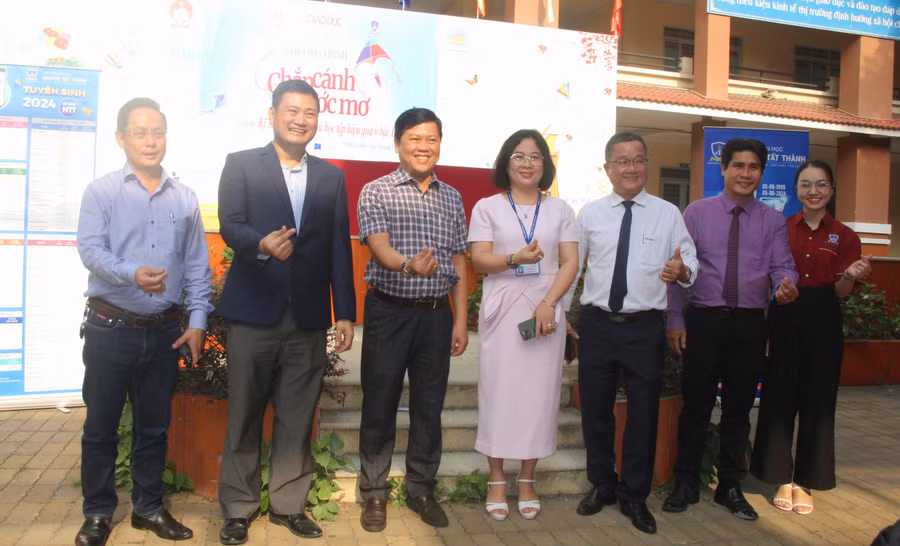 Ban tổ chức chương trình chụp hình lưu niệm cùng Ban giám hiệu Trường THPT Trần Quang Khải và các diễn giả.