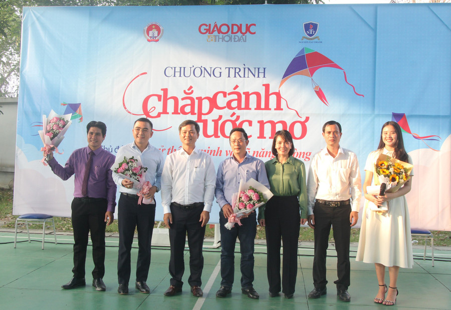 Trường THPT Linh Trung tặng hoa cảm ơn Ban tổ chức chương trình "Chắp cánh ước mơ" và các diễn giả. Trường THPT Linh Trung tặng hoa cảm ơn Ban tổ chức chương trình "Chắp cánh ước mơ" và các diễn giả.