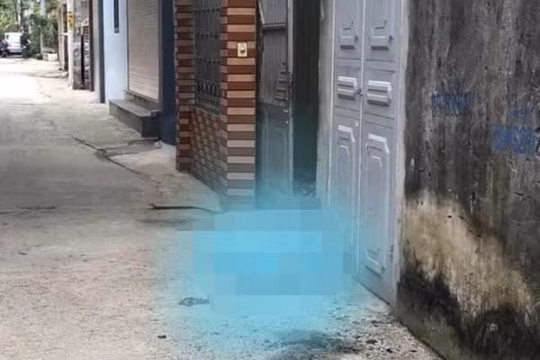 Cửa nhà nơi nạn nhân bị chồng sát hại và tử vong tại chỗ. Ảnh Vietnamnet