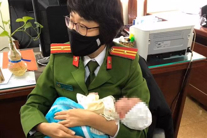 Trẻ sơ sinh được lực lượng công an giải cứu. Ảnh: NLD