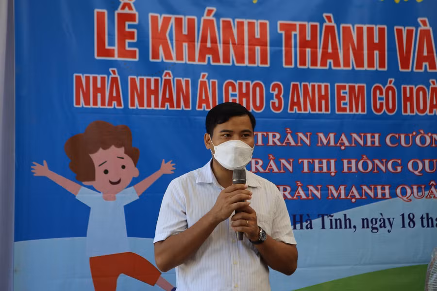 Ông Phạm Bình Luận - Chủ tịch UBND xã Sơn Long chia sẻ: “Nhờ sự quan tâm của báo GD&amp;TĐ cùng các nhà hảo tâm, gia đình các cháu đã có một ngôi nhà kiên cố để sinh sống. Đây là vùng thường xuyên bị ngập của địa phương, nên sự hỗ trợ này vô cùng thiết thực và cần thiết đối với gia đình.