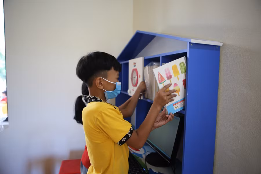 Em Trần Mạnh Cường háo hức với bộ đồ dùng học tập mới toanh vừa được các nhà hảo tâm trao tặng