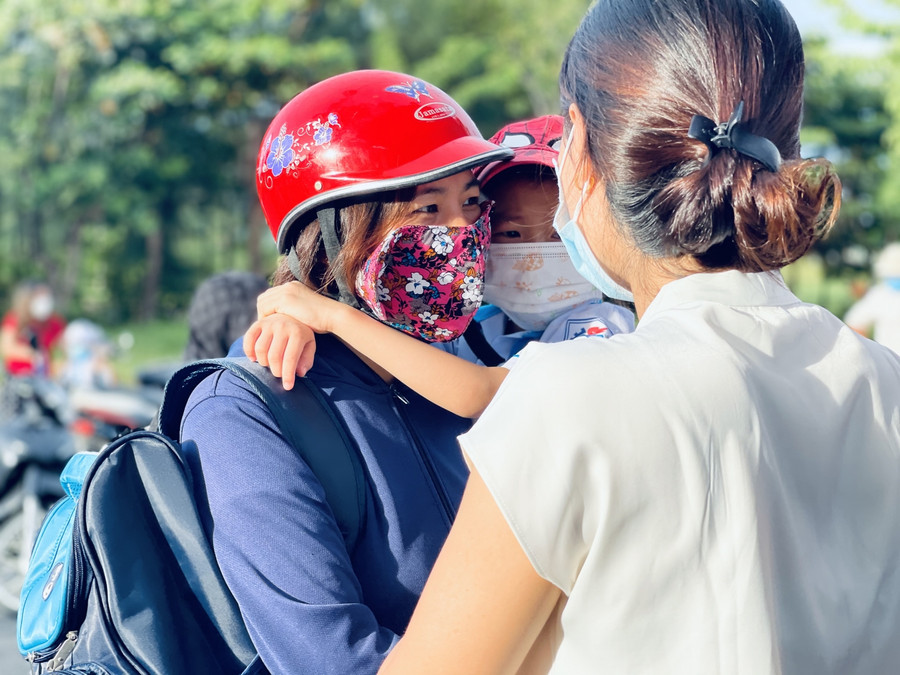 Sau một lúc được giáo viên và phụ huynh động viên, khích lệ các em đã bớt lo lắng