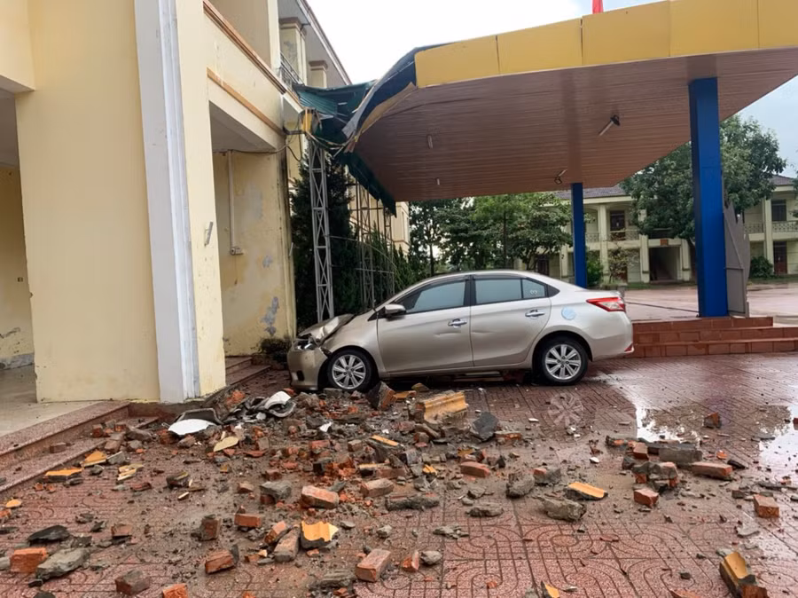 Mưa lớn kèm gió lốc đã làm một phần mái nhà học tại trường THPT Nguyễn Thị Minh Khai bị tốc đổ.