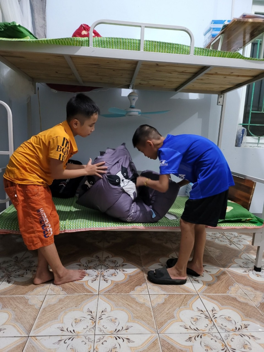 Tại trường THCS-THPT Dân tộc nội trú Hà Tĩnh (huyện Hương Khê) từ chiều qua 15/9, nhà trường đã bố trí xe đưa đón để chở các em đến trường tập trung và nhận phòng nội trú. Đây cũng là trường học duy nhất tại huyện Hương Khê học trực tiếp tại trường trong ngày hôm nay (15/9).