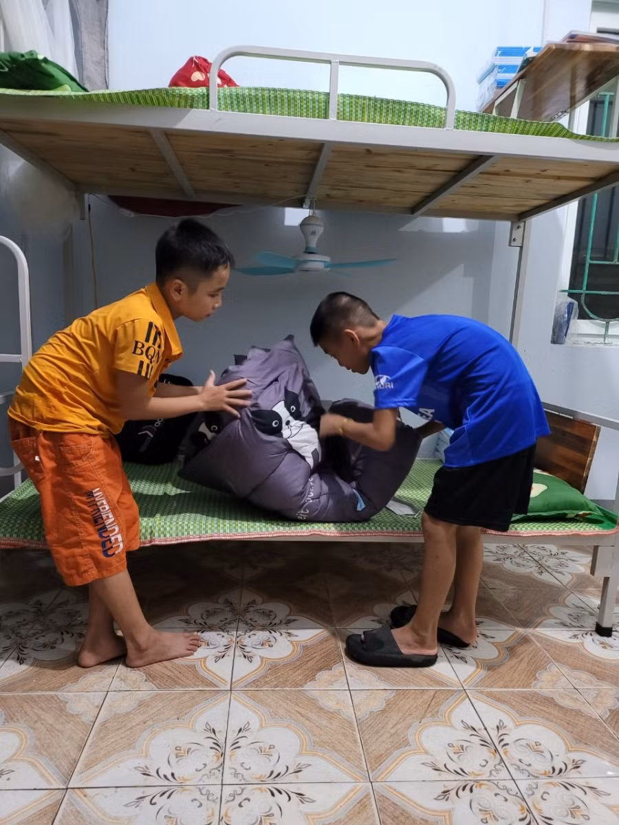 Tại trường THCS-THPT Dân tộc nội trú Hà Tĩnh (huyện Hương Khê) từ chiều qua 15/9, nhà trường đã bố trí xe đưa đón để chở các em đến trường tập trung và nhận phòng nội trú. Đây cũng là trường học duy nhất tại huyện Hương Khê học trực tiếp tại trường trong ngày hôm nay (15/9).