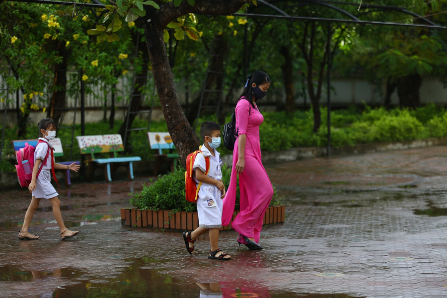 Giáo viên sẽ nhận học sinh ngay từ cổng trường, hạn chế phụ huynh vào trong khu vực trường học