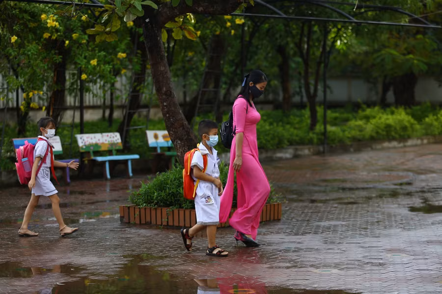 Giáo viên sẽ nhận học sinh ngay từ cổng trường, hạn chế phụ huynh vào trong khu vực trường học