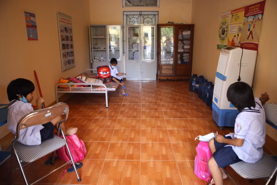 Tại TP Hà Tĩnh, các trường học đều bố trí các phòng y tế để theo dõi khi học sinh có các dấu hiệu nóng sốt. Trong ngày đầu tiên đi học, sau khi đo thân nhiệt, trường Tiểu học Thạch Trung (TP Hà Tĩnh) đã đưa 3 em vào phòng y tế để theo dõi do có dấu hiệu sốt nhẹ.