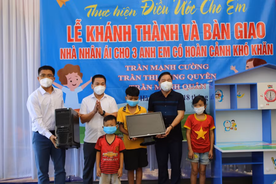 Ông Nguyễn Xuân Hải, Chủ tịch Hội nhà báo Hà Tĩnh cùng các nhà tài trợ trao thiết bị học tập cho 3 anh em