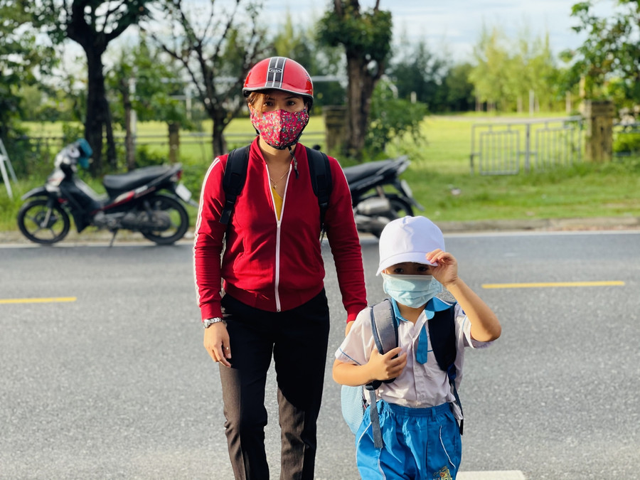 Trong sáng 15/9, hàng ngàn học sinh từ Tiểu học đến THPT tại Hà Tĩnh đã đến trường trở lại sau một thời gian dài do dịch bệnh Covid-19.