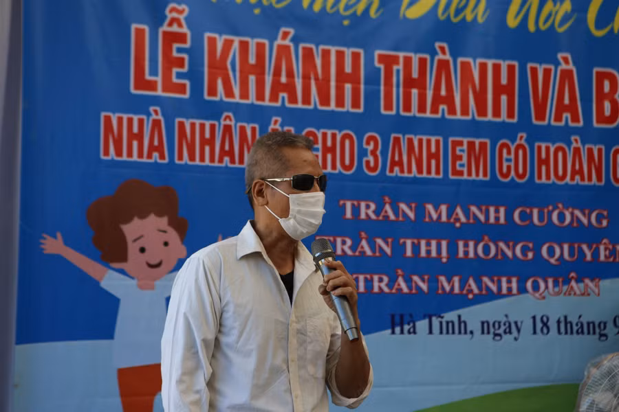 Dù mắt đã mù lòa, nhưng từ khi biết gia đình có ngôi nhà mới ông nội Cường vô cùng phấn khởi và xúc động. Tại lễ khánh thành, ông nội Cường chia sẻ, đây là ngôi nhà mơ ước bao nhiêu năm của gia đình. Bởi mỗi lần đến mùa mưa lũ, gia đình lại hối hả đưa đồ đạc đi cất, còn ông được người nhà cõng đi tá túc ở nơi khác. Thay mặt gia đình, ông nội đã gửi lời cảm ơn đến các các chính quyền, báo GD&amp;TĐ và các nhà hảo tâm