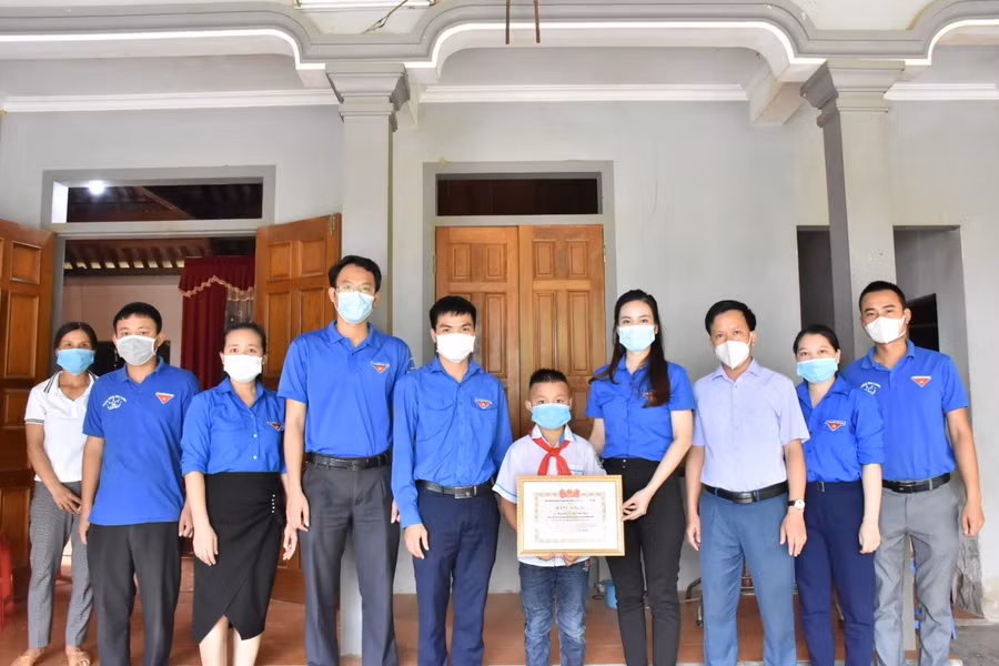 Tỉnh đoàn Hà Tĩnh trao bằng khen cho em Anh Đức vì đã có hành động dũng cảm cứu người bị đuối nước