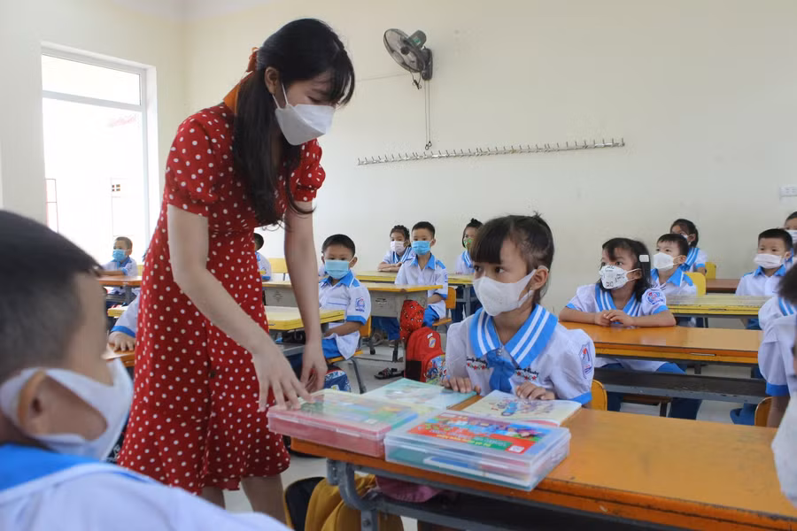 Để học sinh lớp 1 bớt bỡ ngỡ, các giáo viên chủ nhiệm bắt đầu buổi học đầu tiên bằng việc làm quen với học sinh, tuyên truyền phòng chống dịch bệnh và giúp các em kiểm tra, sắp xếp lại đồ dùng học tập