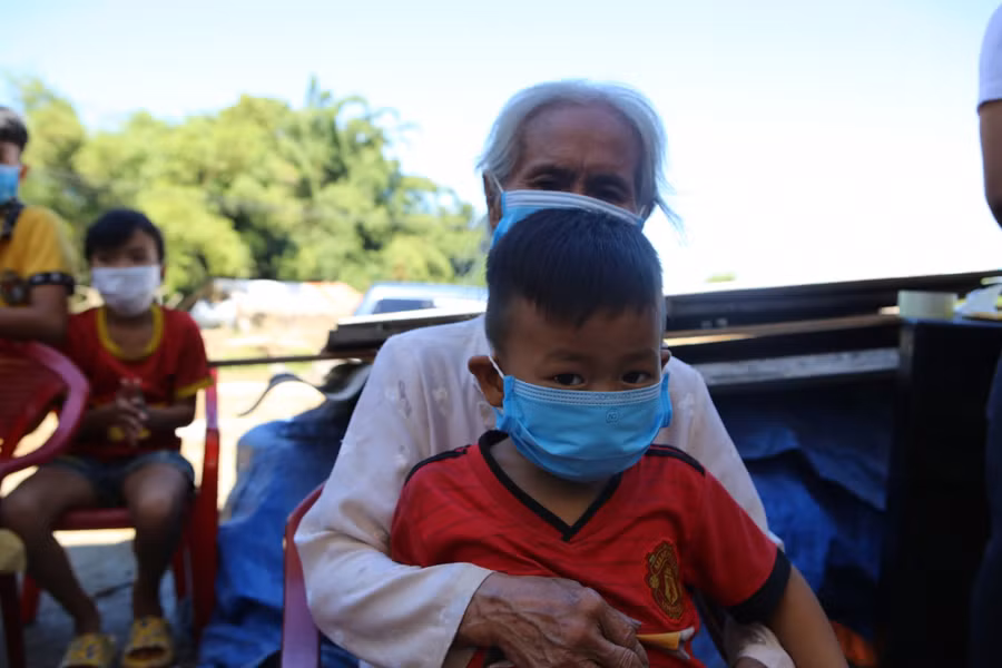 Trong gia đình Cường còn có ông nội bị mù lòa, bà và bố mẹ thường xuyên đau yếu, bệnh tật. Ngoài ra, Cường còn có 2 em nhỏ đang ở độ tuổi ăn học