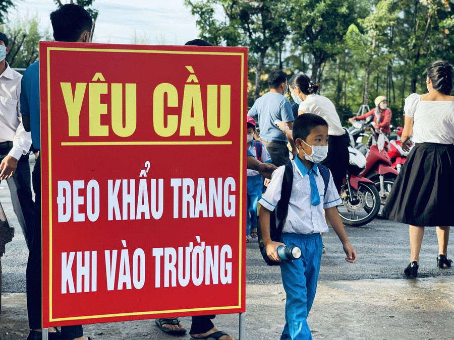 Công tác phòng dịch đã được các trường học thắt chặt ngay từ cổng trường