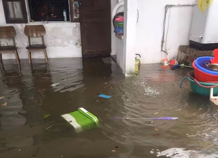 Một số nhà dân cũng bị nước tràn vào nhà